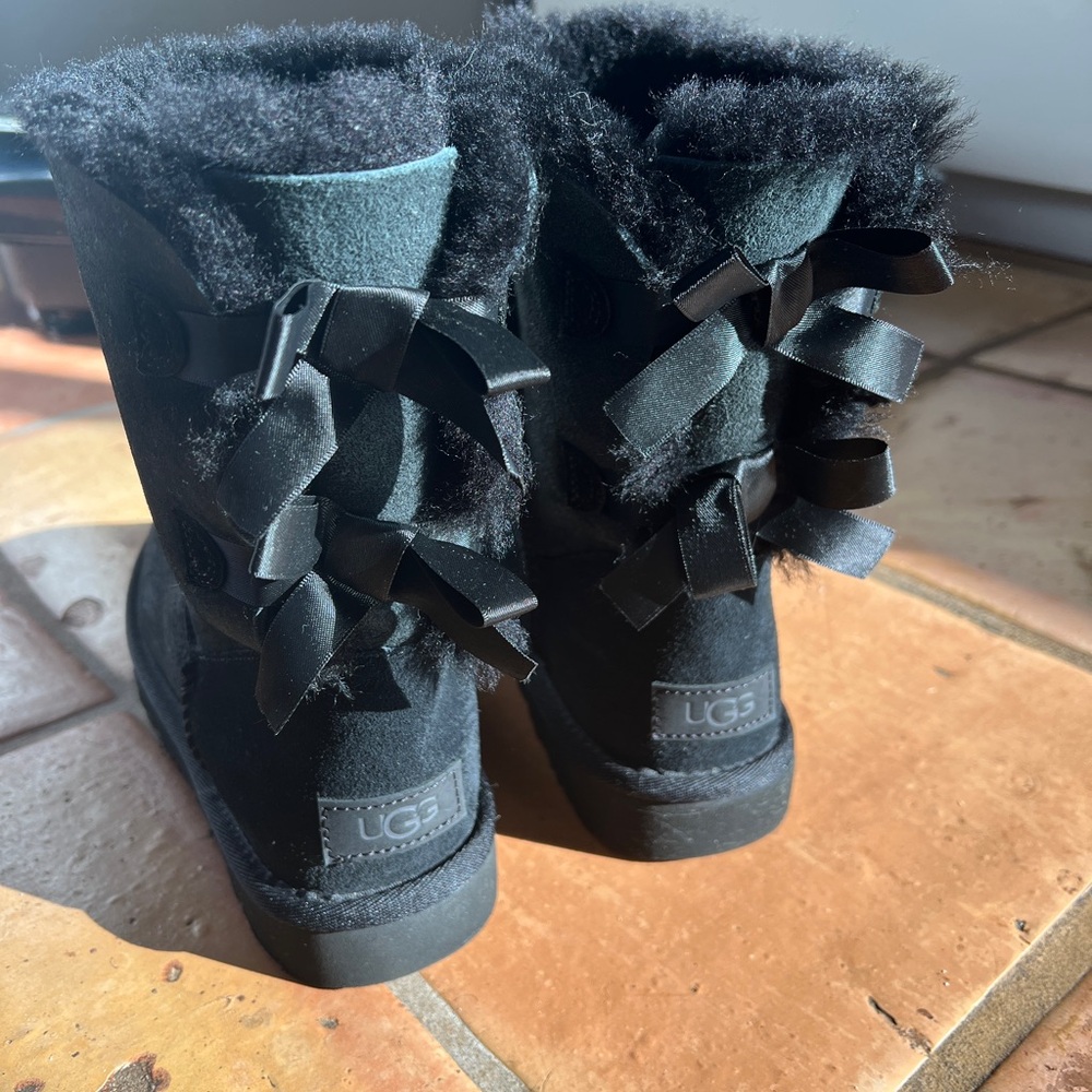 Bailey Bow II Genuine Shearling Boot (Women) sz 7